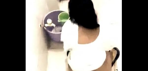  Muslim big ass aunty peeing hidden cam